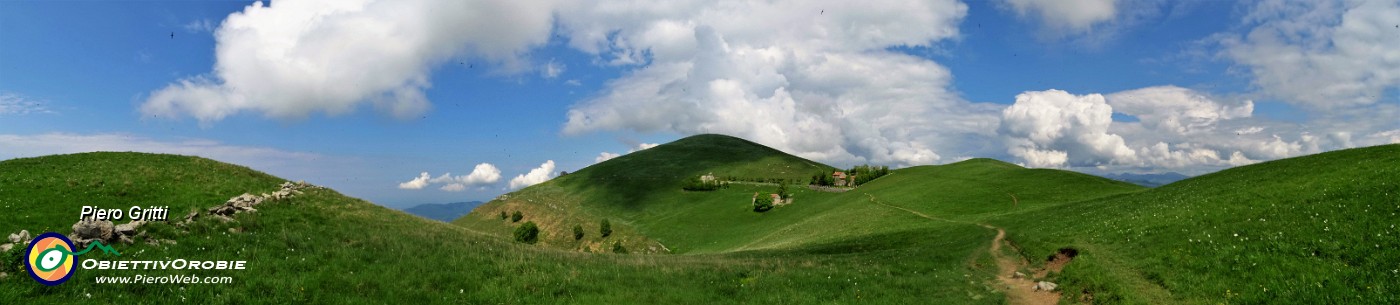 46 Panoramica sugli estesi dossi prativi del Linzone.jpg